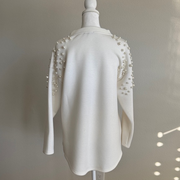 Chic Pearl-Embellished White Sweatshirt - Picture 4 of 9